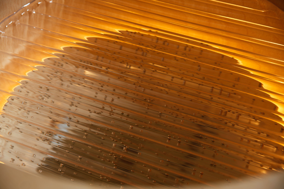 Max Prange, »Le Stade du Miroir«, Kiel, 2025, Soundinstallation (Holz, Lautsprecher, Polycarbonat, Spiegel), 94 x 94 x 110 cm. Courtesy of the Artist.