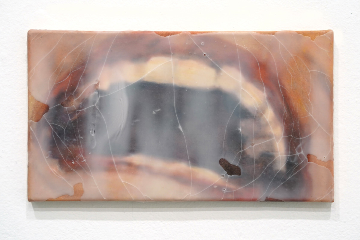 Xiaoyi Zhang, »Screaming«, Kiel, 2025, Öl auf Leinwand,Duftkerze, 25 × 45 cm. Courtesy of the Artist.